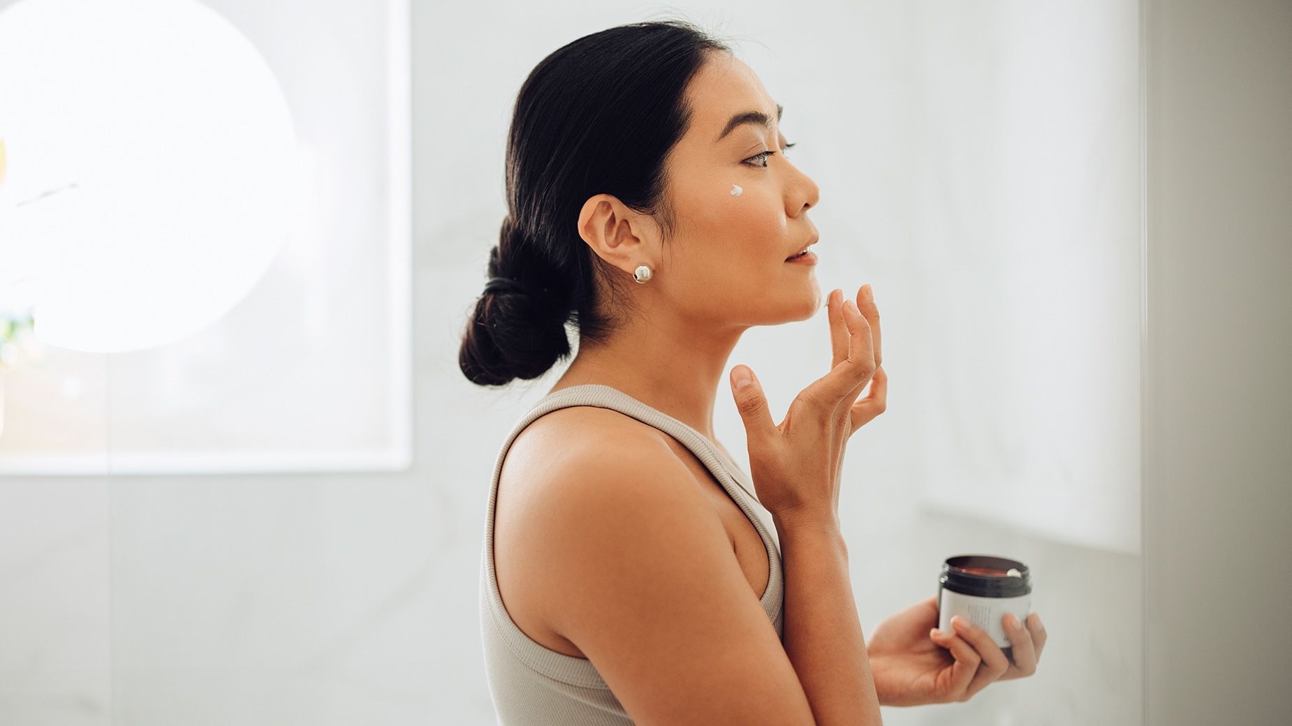 Chưa đến 30 tuổi, thế hệ này đã... "toan" về già và nỗi ám ảnh khiến một ngành công nghiệp "được nhờ"- Ảnh 1. Chưa đến 30 tuổi, thế hệ này đã... "toan" về già và nỗi ám ảnh khiến một ngành công nghiệp "được nhờ"- Ảnh 1.