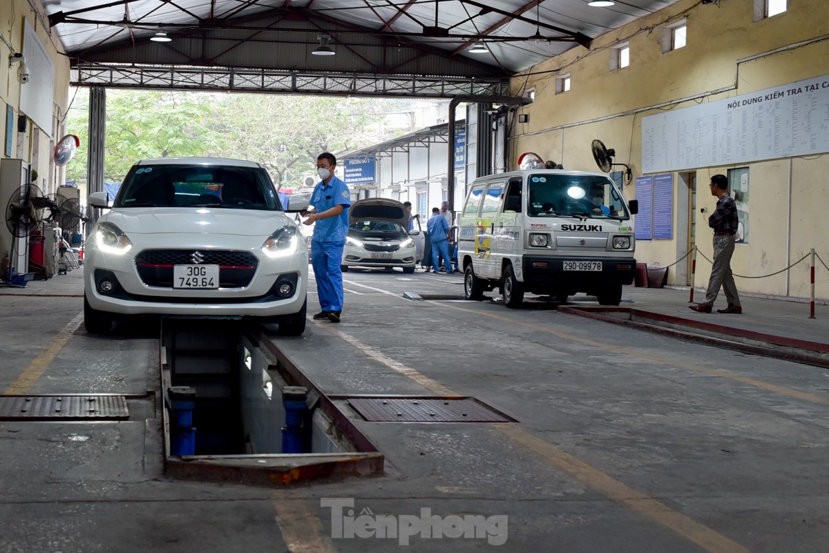 Đăng kiểm ở Hà Nội có quá tải dịp cuối năm? - Ảnh 2. Đăng kiểm ở Hà Nội có quá tải dịp cuối năm? - Ảnh 2.