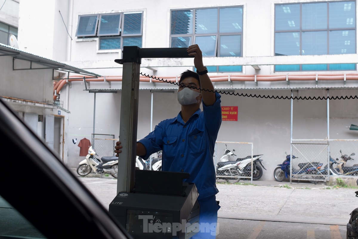 Đăng kiểm ở Hà Nội có quá tải dịp cuối năm? - Ảnh 3. Đăng kiểm ở Hà Nội có quá tải dịp cuối năm? - Ảnh 3.