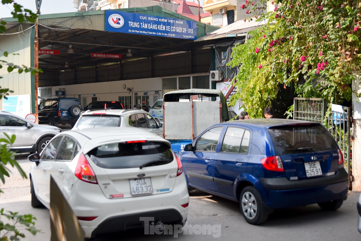 Đăng kiểm ở Hà Nội có quá tải dịp cuối năm? - Ảnh 7. Đăng kiểm ở Hà Nội có quá tải dịp cuối năm? - Ảnh 7.