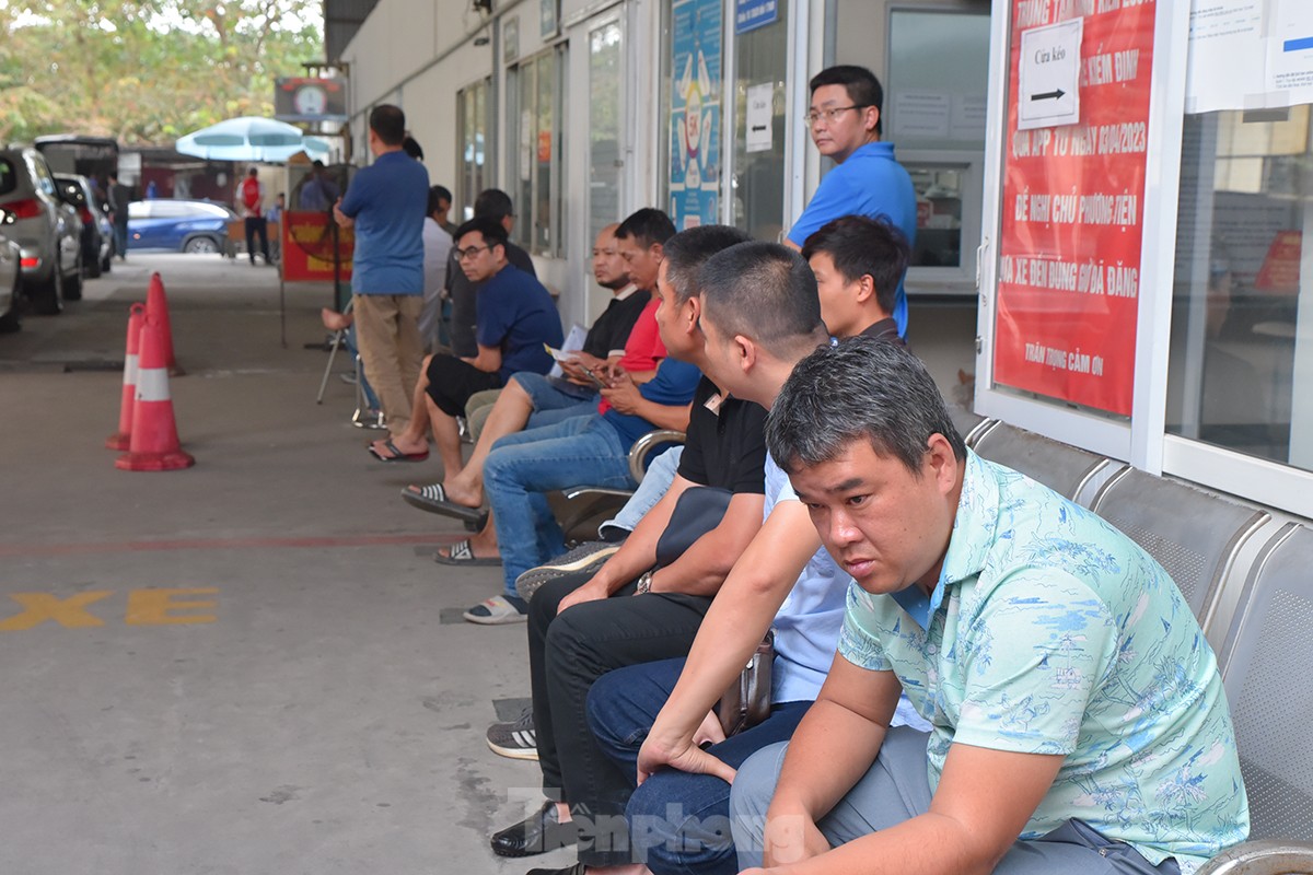 Đăng kiểm ở Hà Nội có quá tải dịp cuối năm? - Ảnh 8. Đăng kiểm ở Hà Nội có quá tải dịp cuối năm? - Ảnh 8.