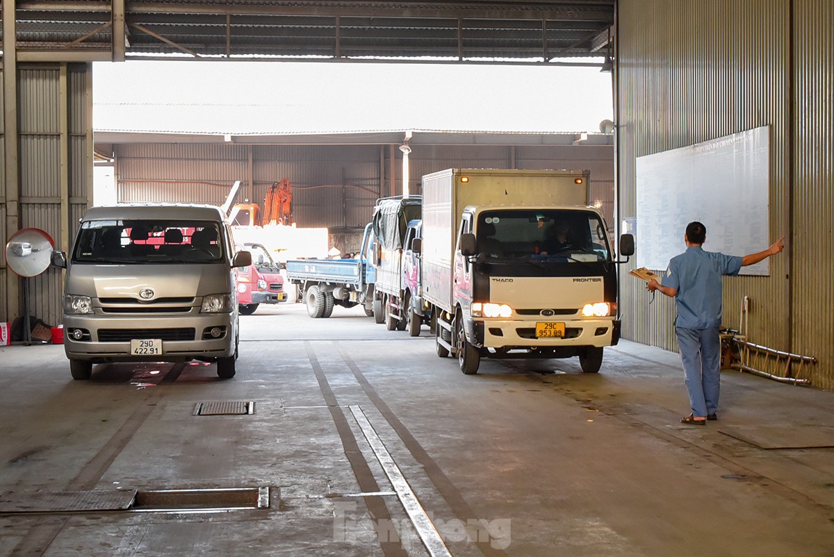 Đăng kiểm ở Hà Nội có quá tải dịp cuối năm? - Ảnh 15. Đăng kiểm ở Hà Nội có quá tải dịp cuối năm? - Ảnh 15.