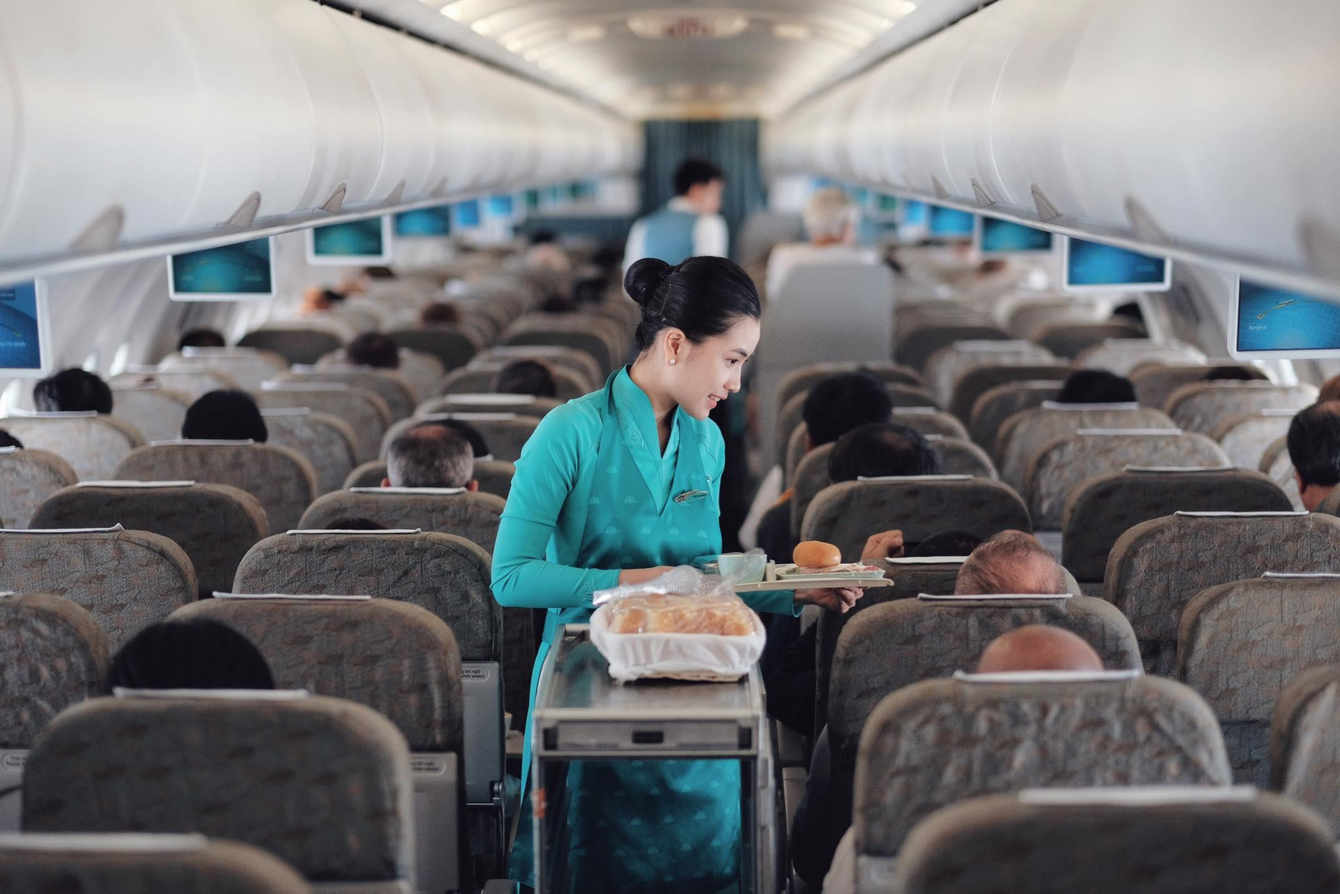 Vietnam Airlines dự kiến doanh thu tăng 28%, lỗ 5.562 tỷ đồng năm 2023, mục tiêu cân đối được thu chi kinh doanh từ 2024 - Ảnh 1.