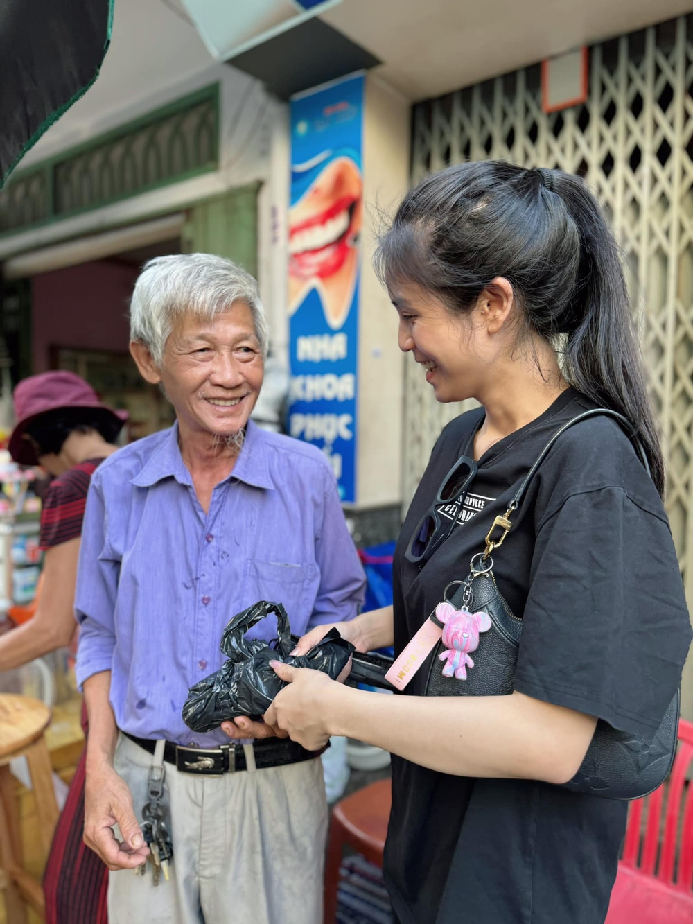 Cụ ông giã 200 trăm cốc trà chanh mỗi ngày mưu sinh, xúc động nhận món quà cả đời chưa từng có - Ảnh 9.