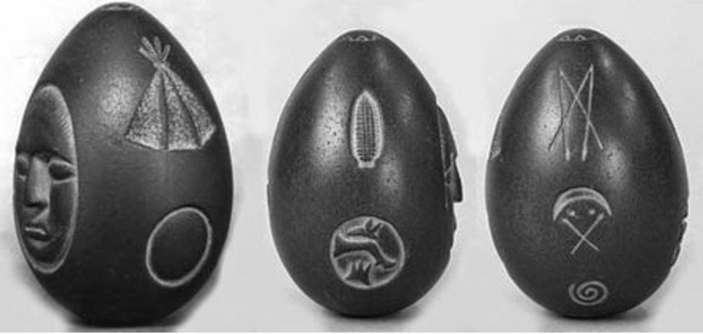 Công nhân nhặt được hòn đá có hoa văn mặt người, chuyên gia: Có thể là mật mã của người ngoài hành tinh - Ảnh 2.