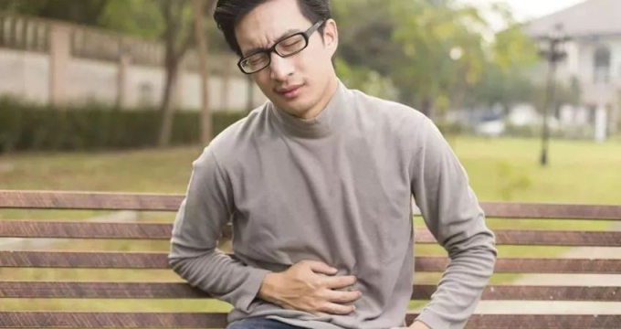 10 thói quen này là &quot;thủ phạm&quot; gây đau bụng, có thể bạn vẫn làm hàng ngày - Ảnh 1.
