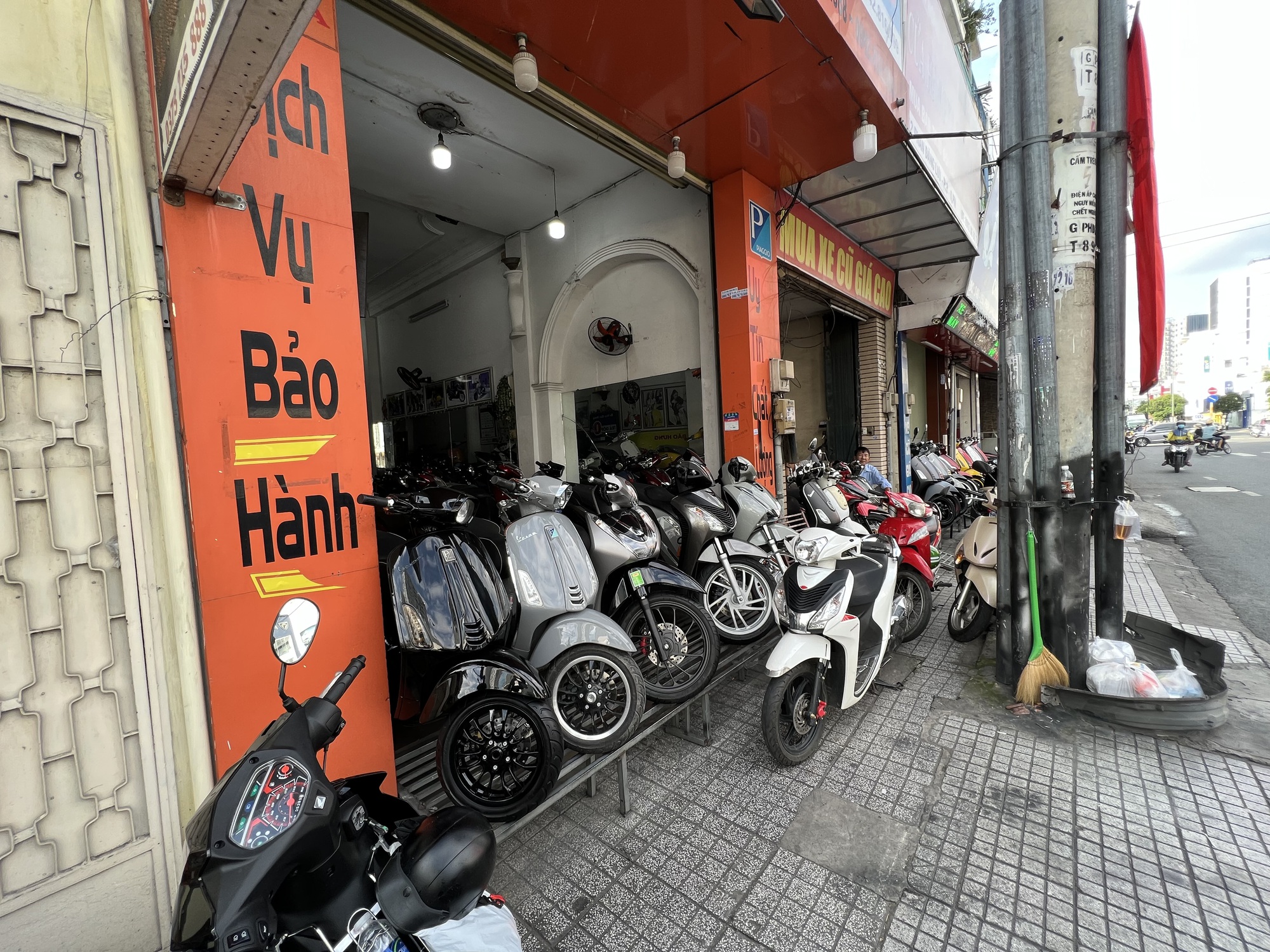 Cửa hàng xe máy cũ gặp thêm cú "sốc" mới - Ảnh 1. Cửa hàng xe máy cũ gặp thêm cú "sốc" mới - Ảnh 1.