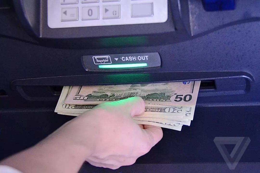 Người đàn ông dùng "thẻ ATM trắng" đi rút tiền, cảnh sát "giăng bẫy", thành công triệt phá đường dây lừa đảo xuyên biên giới 385 tội phạm sừng sỏ - Ảnh 2. Người đàn ông dùng "thẻ ATM trắng" đi rút tiền, cảnh sát "giăng bẫy", thành công triệt phá đường dây lừa đảo xuyên biên giới 385 tội phạm sừng sỏ - Ảnh 2.