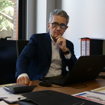 Sếp Torino Design 'bóc' VinFast VF 7: Thân xe nhiều hình tam giác và điều dị thường hiếm ai thực hiện - Ảnh 1.