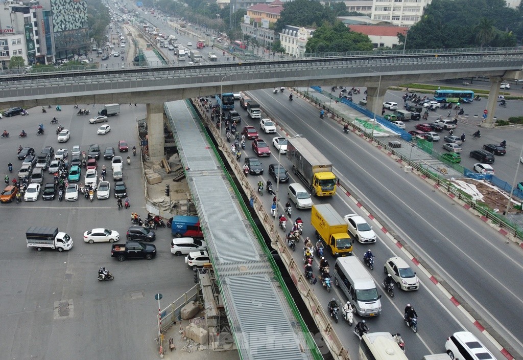 Cận cảnh 2 cầu vượt thép Mai Dịch lỡ tiến độ gây ùn tắc giao thông dịp cuối năm 2023 - Ảnh 1.