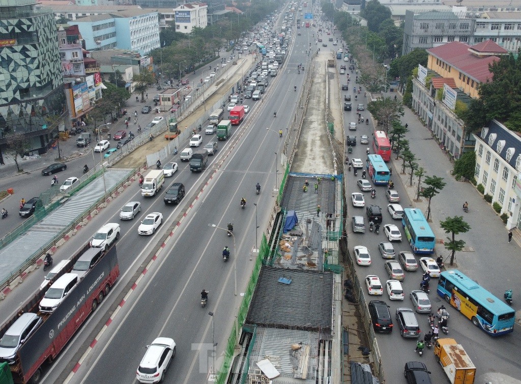 Cận cảnh 2 cầu vượt thép Mai Dịch lỡ tiến độ gây ùn tắc giao thông dịp cuối năm 2023 - Ảnh 3.