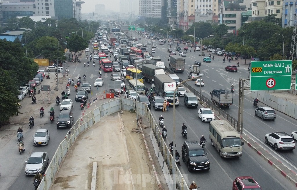 Cận cảnh 2 cầu vượt thép Mai Dịch lỡ tiến độ gây ùn tắc giao thông dịp cuối năm 2023 - Ảnh 4.