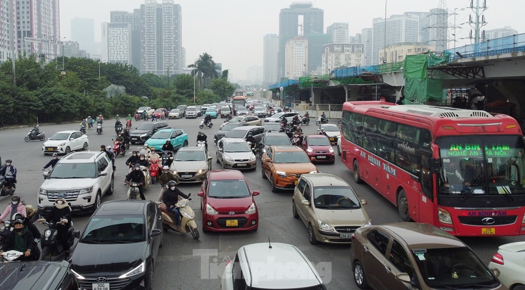 Cận cảnh 2 cầu vượt thép Mai Dịch lỡ tiến độ gây ùn tắc giao thông dịp cuối năm 2023 - Ảnh 7.