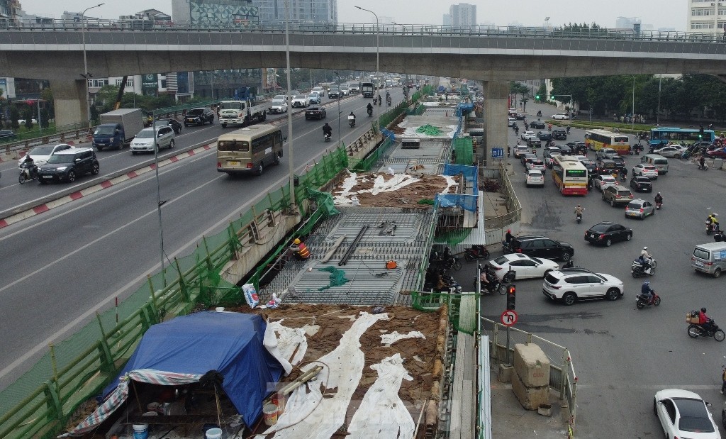 Cận cảnh 2 cầu vượt thép Mai Dịch lỡ tiến độ gây ùn tắc giao thông dịp cuối năm 2023 - Ảnh 9.