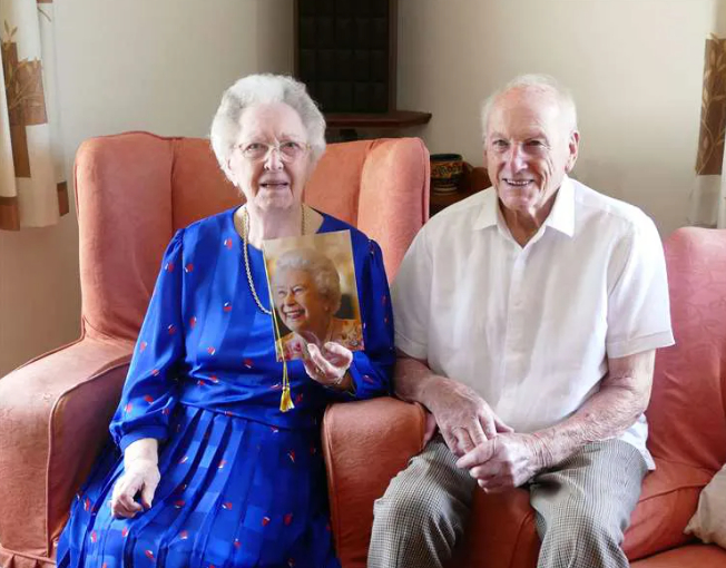 Bên nhau 8 thập kỷ, cặp vợ chồng hơn 100 tuổi tiết lộ điều lạ lùng không cặp đôi nào làm được - Ảnh 2.