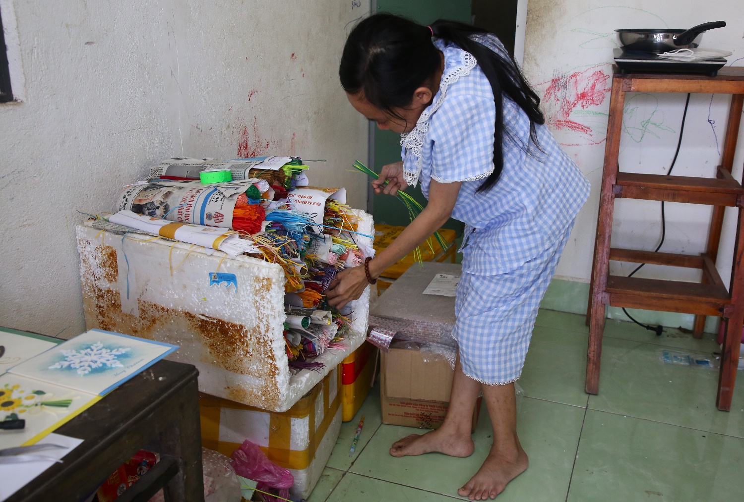 Nghị lực của "cô gái tí hon" trót 1 lần làm mẹ, hằng ngày vẽ ước mơ bằng tranh giấy xoắn - Ảnh 2. Nghị lực của "cô gái tí hon" trót 1 lần làm mẹ, hằng ngày vẽ ước mơ bằng tranh giấy xoắn - Ảnh 2.