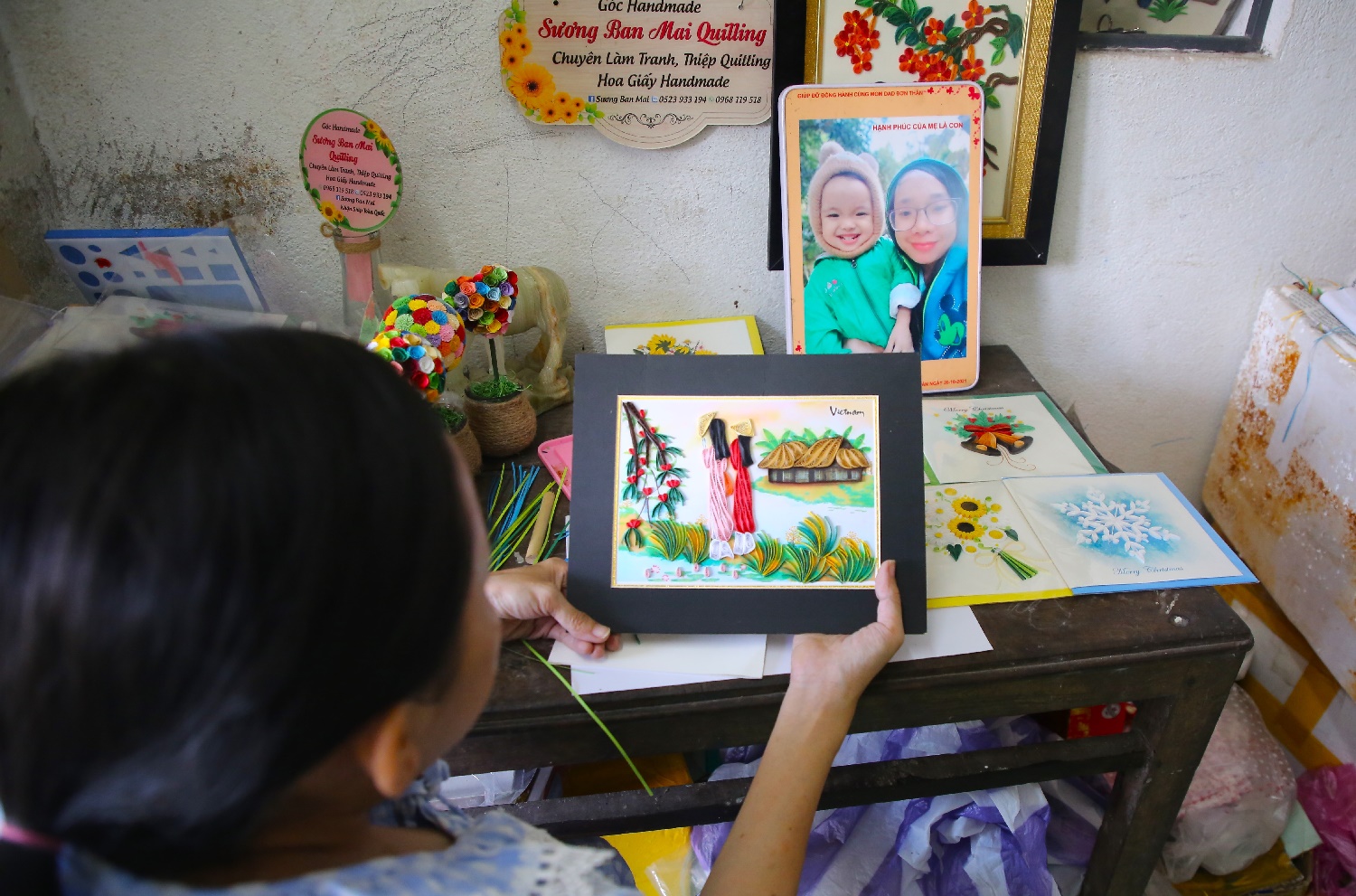 Nghị lực của "cô gái tí hon" trót 1 lần làm mẹ, hằng ngày vẽ ước mơ bằng tranh giấy xoắn - Ảnh 10. Nghị lực của "cô gái tí hon" trót 1 lần làm mẹ, hằng ngày vẽ ước mơ bằng tranh giấy xoắn - Ảnh 10.