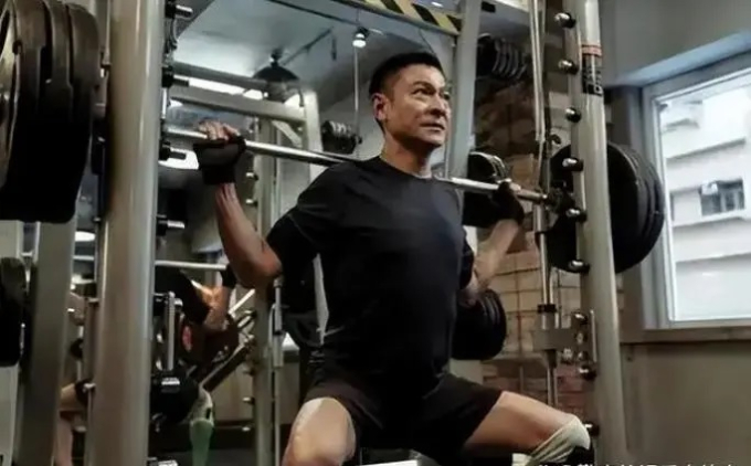 Lưu Đức Hoa 62 tuổi vẫn sở hữu thân hình 6 múi với 0% mỡ thừa, hóa ra là nhờ bí quyết bổ sung thực phẩm này thay cơm - Ảnh 3. Lưu Đức Hoa 62 tuổi vẫn sở hữu thân hình 6 múi với 0% mỡ thừa, hóa ra là nhờ bí quyết bổ sung thực phẩm này thay cơm - Ảnh 3.