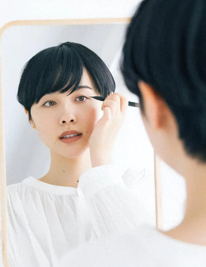 Cô nàng U30 tiết kiệm được “cả đống tiền” nhờ đơn giản hóa chuyện làm đẹp - Ảnh 2.