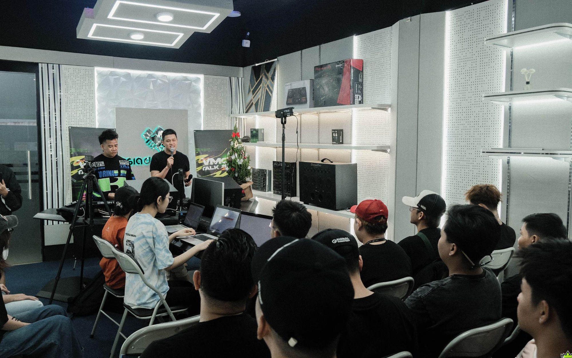 Nghề đặc biệt thường “sống về đêm”: Phải có một cái đầu lạnh và đủ “quái” để sống sót trong bóng tối đầy cám dỗ - Ảnh 2. Nghề đặc biệt thường “sống về đêm”: Phải có một cái đầu lạnh và đủ “quái” để sống sót trong bóng tối đầy cám dỗ - Ảnh 2.
