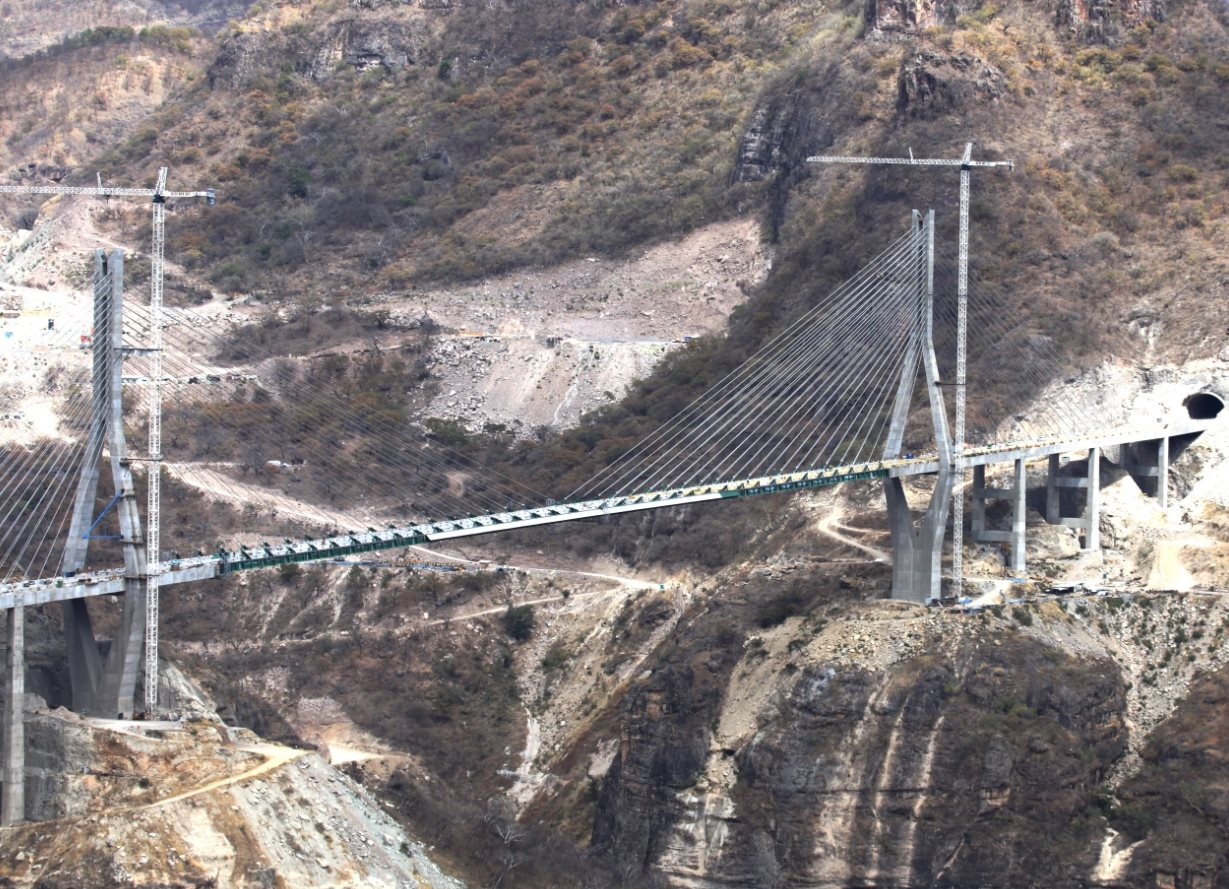 Không phải Trung Quốc, một quốc gia từng gây chấn động cả thế giới với công trình ‘vắt qua núi’ cách đất 403 mét, cao hơn cả tháp Eiffel, chỉ xây 4 năm là hoàn thành - Ảnh 1.