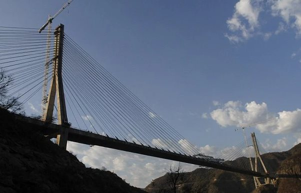 Không phải Trung Quốc, một quốc gia từng gây chấn động cả thế giới với công trình ‘vắt qua núi’ cách đất 403 mét, cao hơn cả tháp Eiffel, chỉ xây 4 năm là hoàn thành - Ảnh 3.