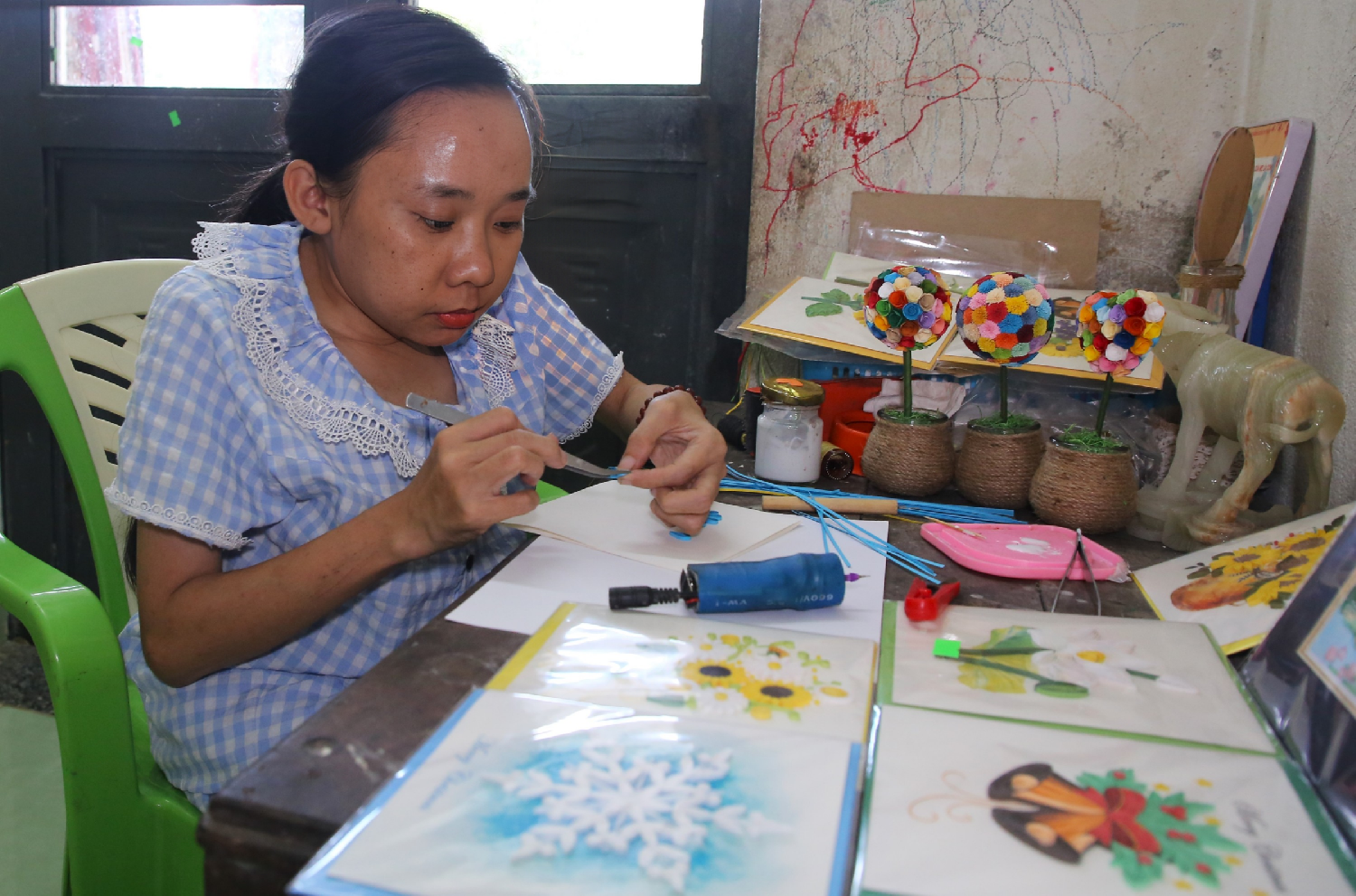 Nghị lực của "cô gái tí hon" trót 1 lần làm mẹ, hằng ngày vẽ ước mơ bằng tranh giấy xoắn - Ảnh 1. Nghị lực của "cô gái tí hon" trót 1 lần làm mẹ, hằng ngày vẽ ước mơ bằng tranh giấy xoắn - Ảnh 1.