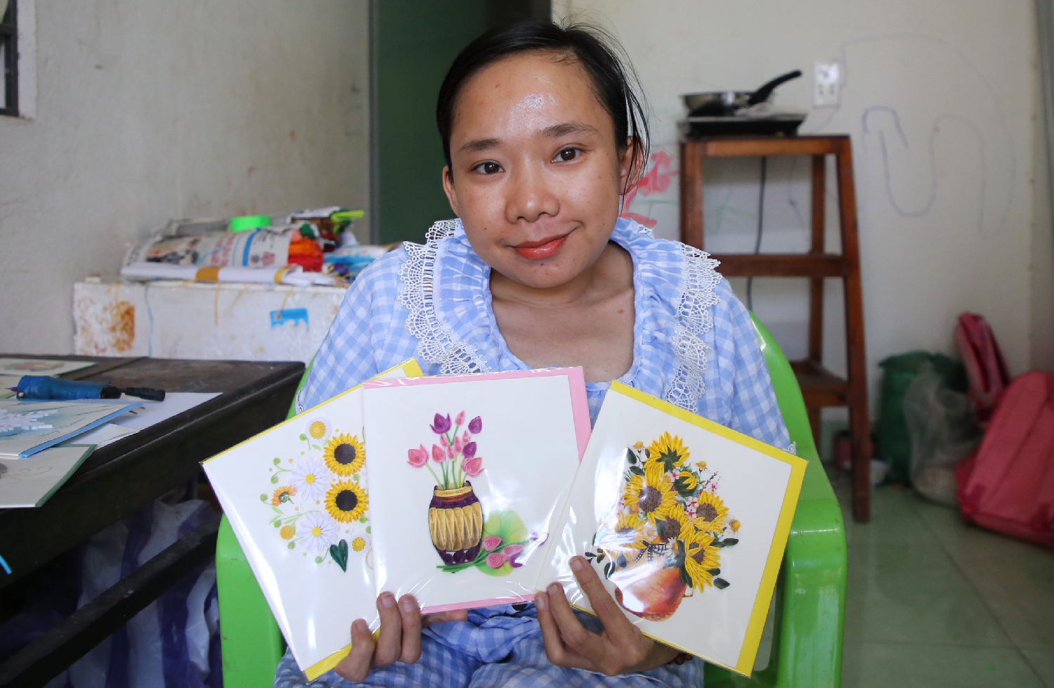 Nghị lực của "cô gái tí hon" trót 1 lần làm mẹ, hằng ngày vẽ ước mơ bằng tranh giấy xoắn - Ảnh 5. Nghị lực của "cô gái tí hon" trót 1 lần làm mẹ, hằng ngày vẽ ước mơ bằng tranh giấy xoắn - Ảnh 5.