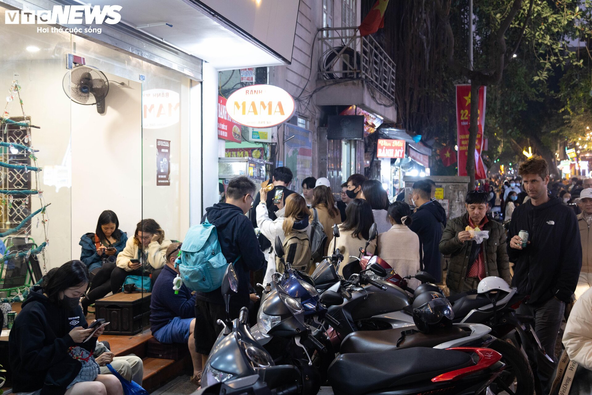 Khách ùn ùn chơi xuyên đêm Giáng sinh, hàng quán ở Hà Nội 'hốt bạc' - Ảnh 10.