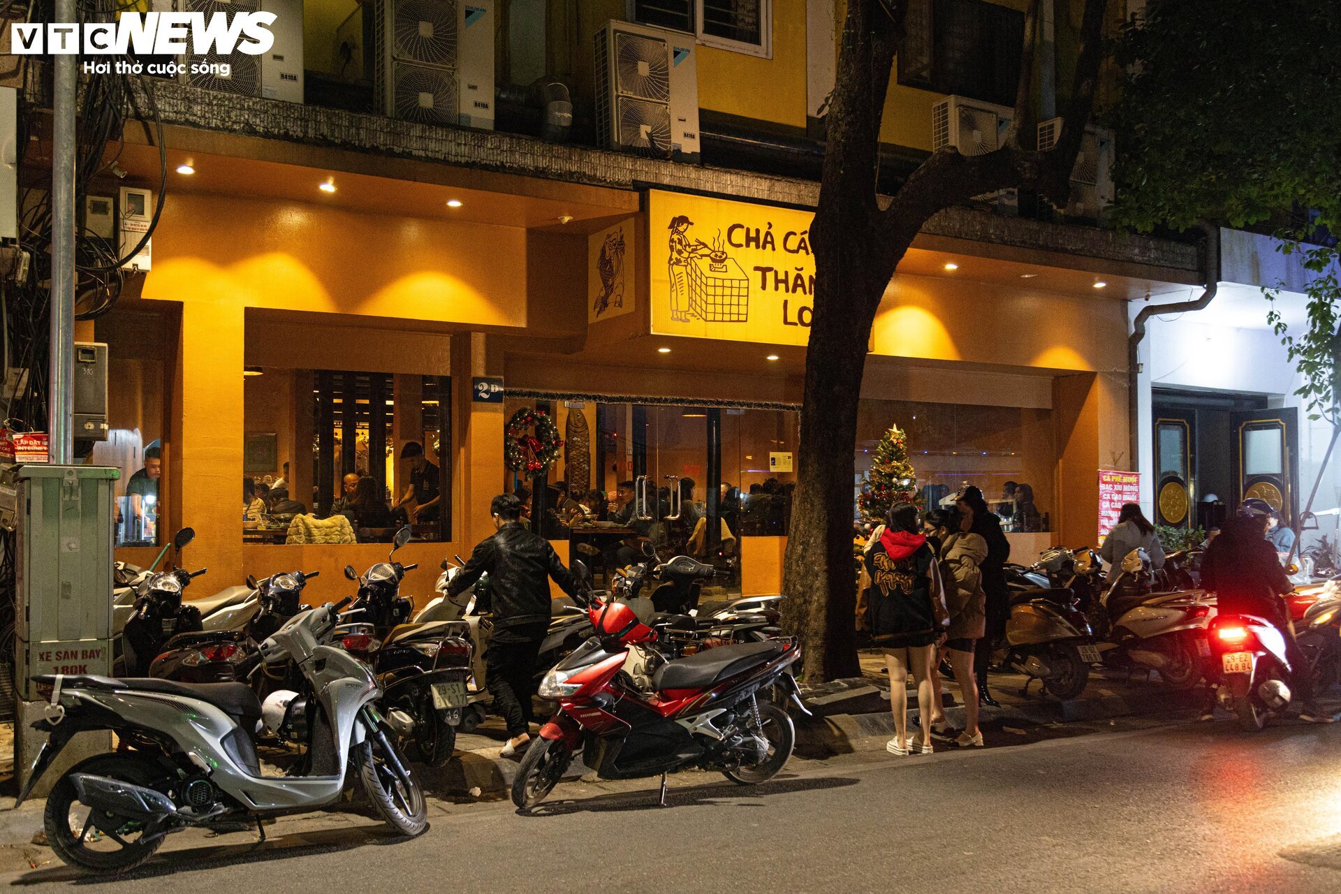 Khách ùn ùn chơi xuyên đêm Giáng sinh, hàng quán ở Hà Nội 'hốt bạc' - Ảnh 14.