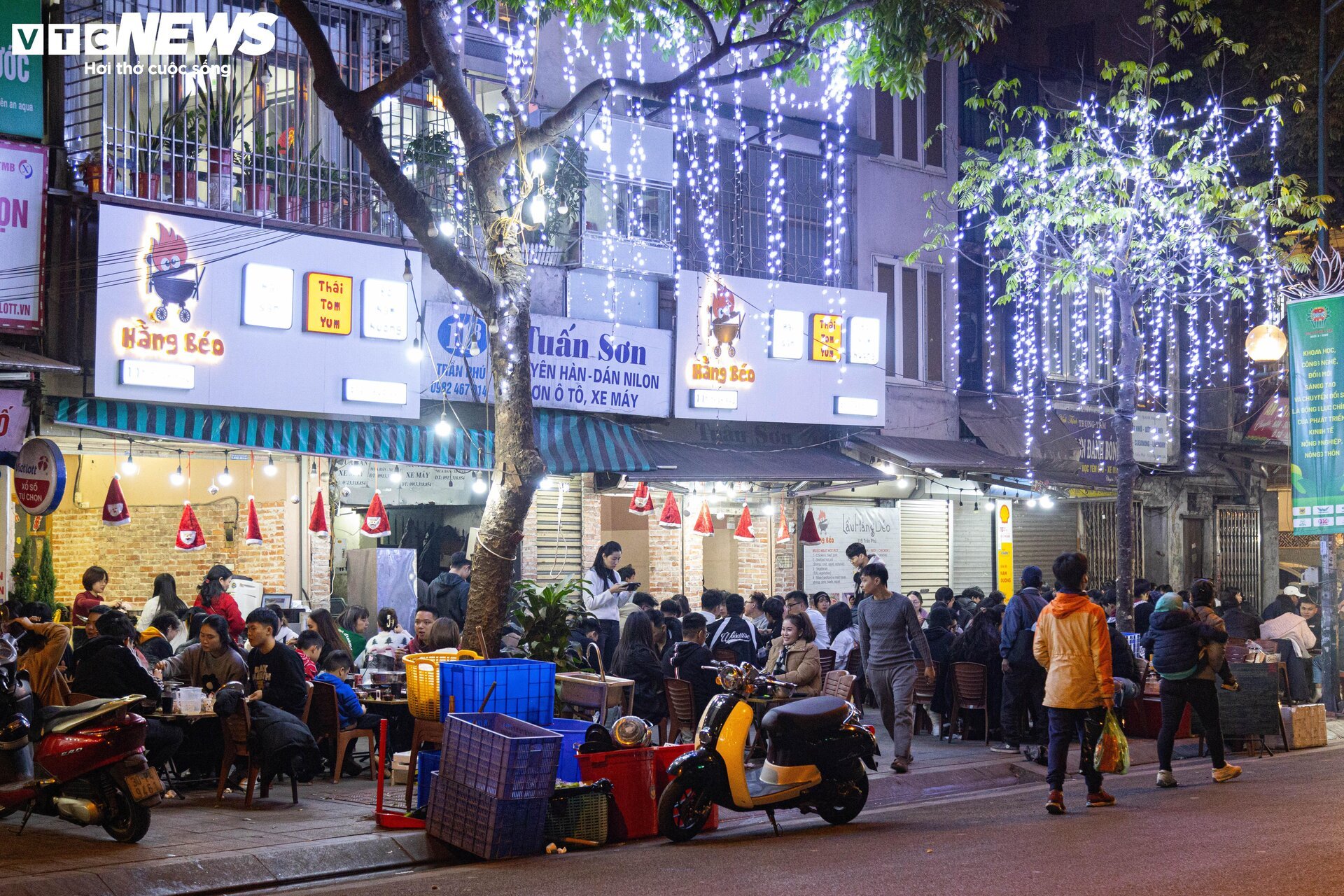 Khách ùn ùn chơi xuyên đêm Giáng sinh, hàng quán ở Hà Nội 'hốt bạc' - Ảnh 13.