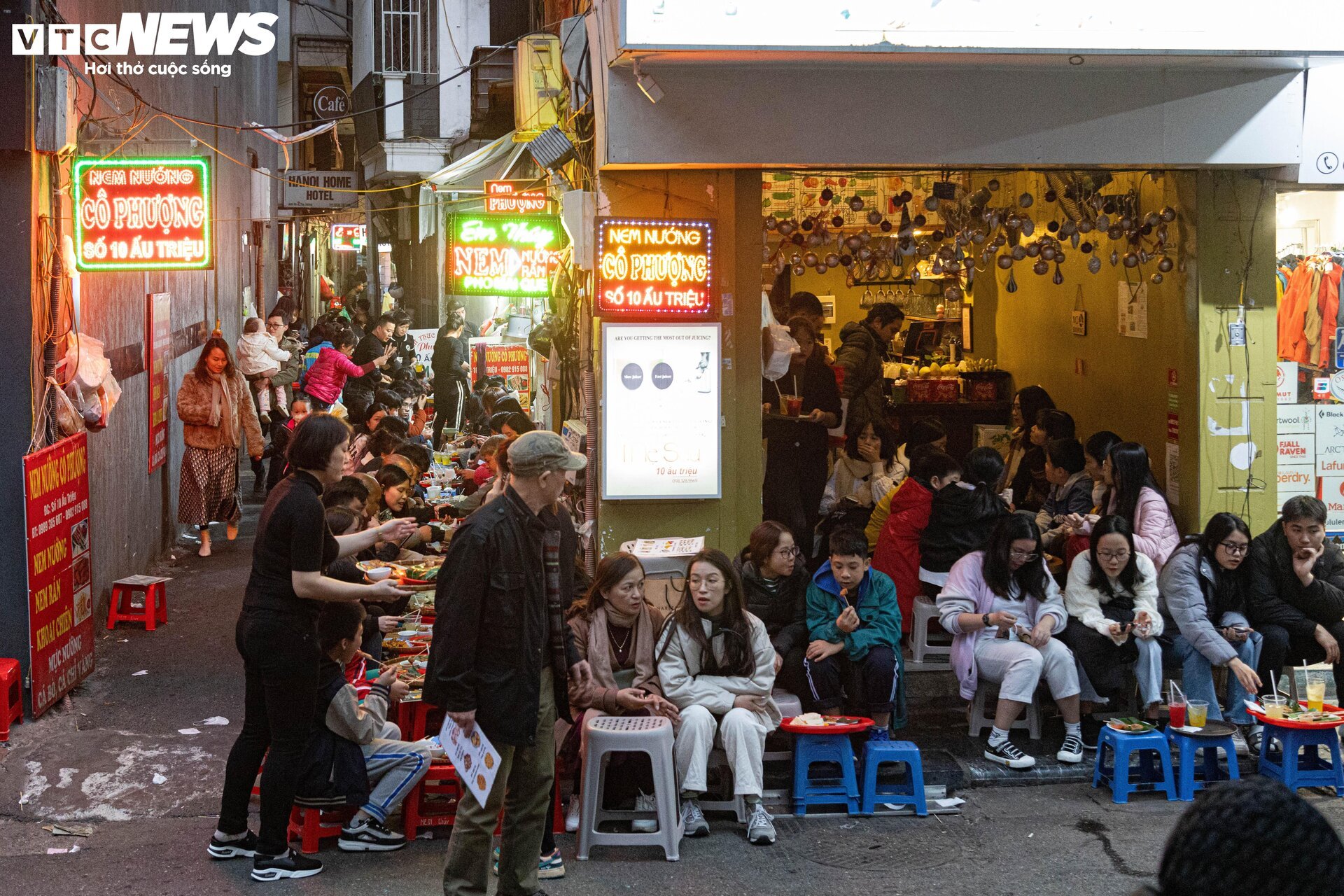 Khách ùn ùn chơi xuyên đêm Giáng sinh, hàng quán ở Hà Nội 'hốt bạc' - Ảnh 7.