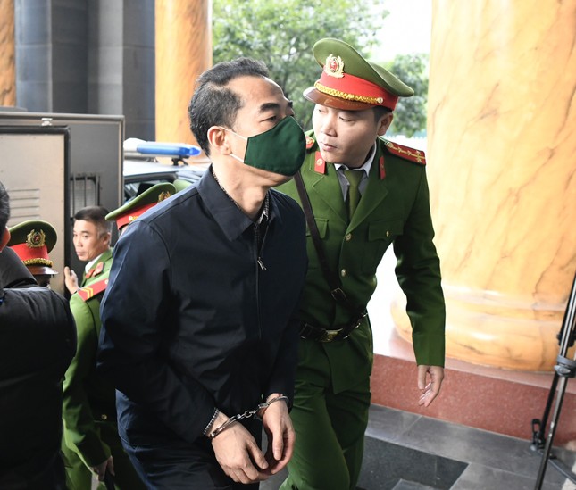 Cựu điều tra viên Hoàng Văn Hưng được dẫn giải tới tòa dù xin xét xử vắng mặt - Ảnh 2.
