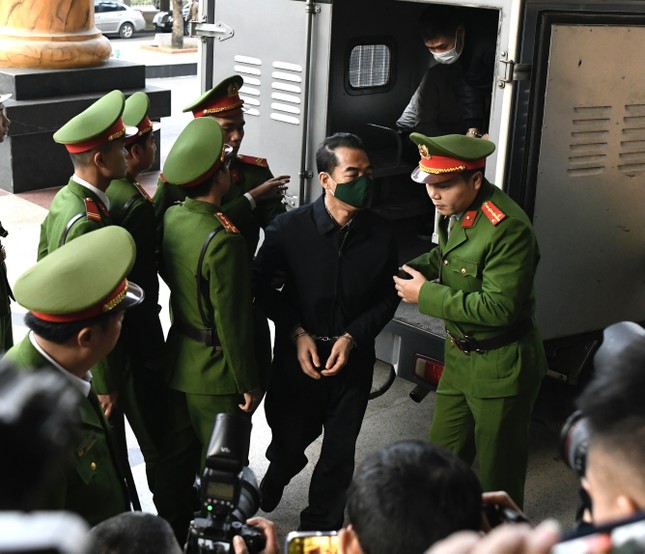Cựu điều tra viên Hoàng Văn Hưng được dẫn giải tới tòa dù xin xét xử vắng mặt - Ảnh 5.