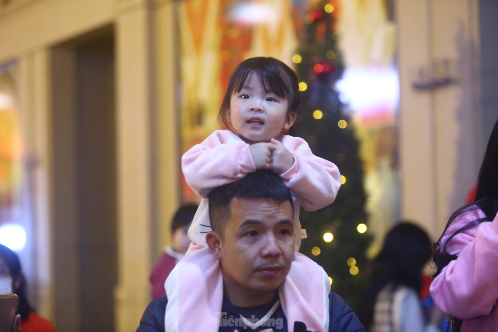 'European Street' in Hanoi is crowded on Christmas Eve - Photo 13.