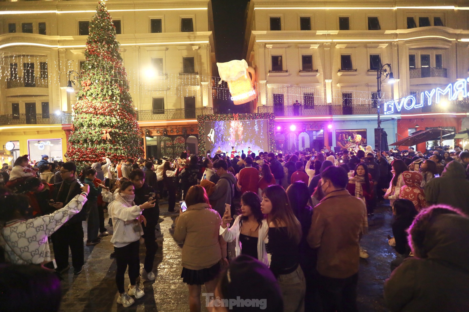 'Phố châu Âu' ở Hà Nội đông nghẹt trong đêm Noel - Ảnh 1.