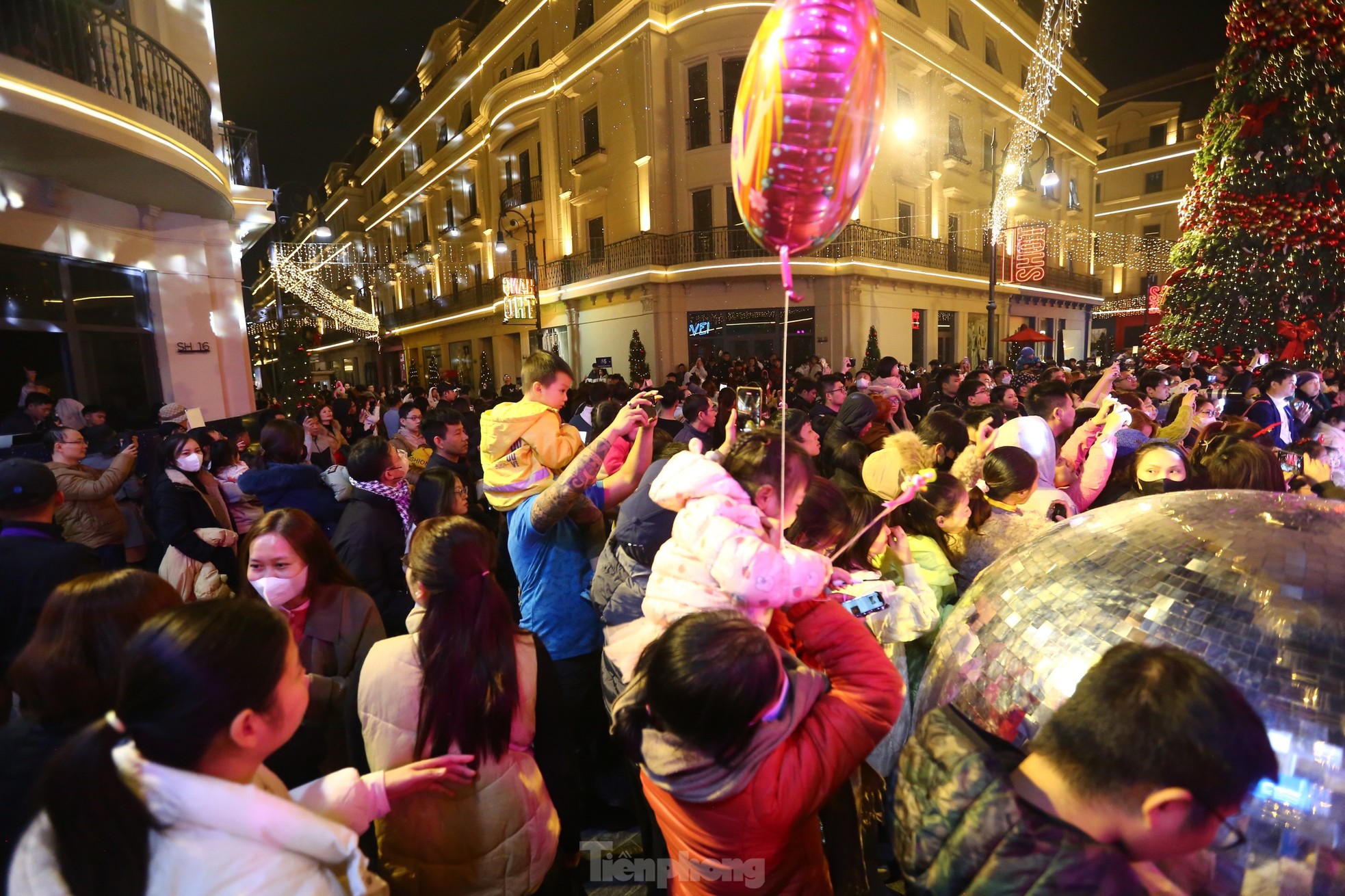 'Phố châu Âu' ở Hà Nội đông nghẹt trong đêm Noel - Ảnh 4.