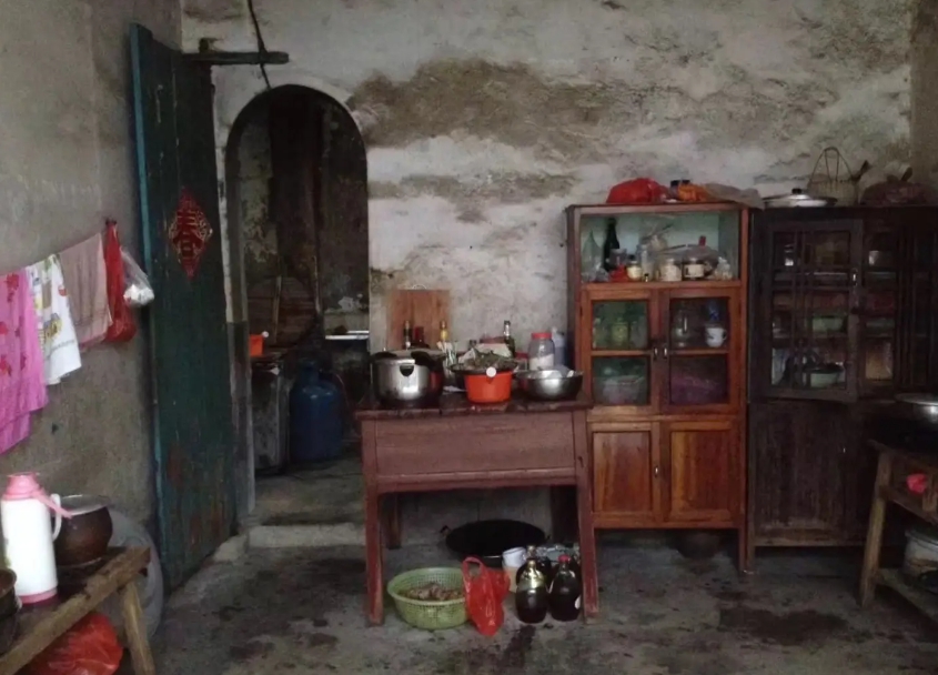 Được khoản bồi thường lớn, gia đình cậu bé nghèo vẫn không chịu di dời, phóng viên vào cuộc phát hiện sự thật đau lòng- Ảnh 3. Được khoản bồi thường lớn, gia đình cậu bé nghèo vẫn không chịu di dời, phóng viên vào cuộc phát hiện sự thật đau lòng- Ảnh 3.