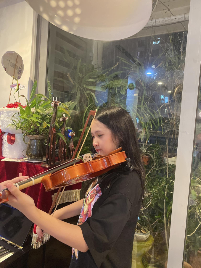 Nữ sinh lớp 11 đúng chuẩn "con nhà người ta": Đã xinh còn học giỏi, vẽ đẹp, biết 4 ngoại ngữ, thành thạo 4 loại nhạc cụ - Ảnh 2.