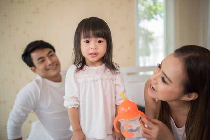 Con gái lăn đùng ra ăn vạ ở trung tâm thương mại, cách ứng xử của ông bố nổi tiếng "gây bão", ai cũng phải thán phục - Ảnh 2. Con gái lăn đùng ra ăn vạ ở trung tâm thương mại, cách ứng xử của ông bố nổi tiếng "gây bão", ai cũng phải thán phục - Ảnh 2.