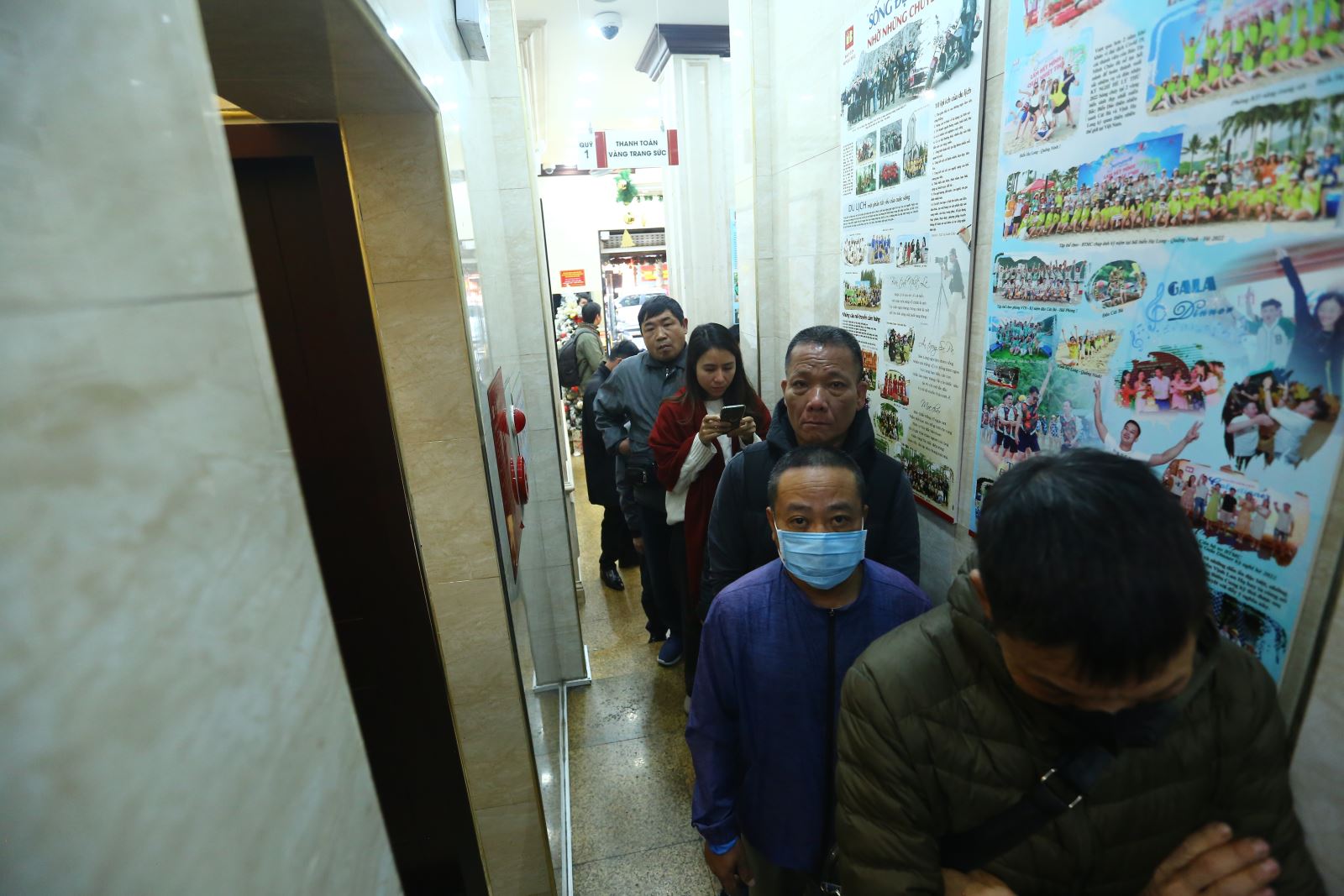 Kỳ vọng thời điểm tốt chốt lời, người dân xếp hàng bán vàng - Ảnh 9.