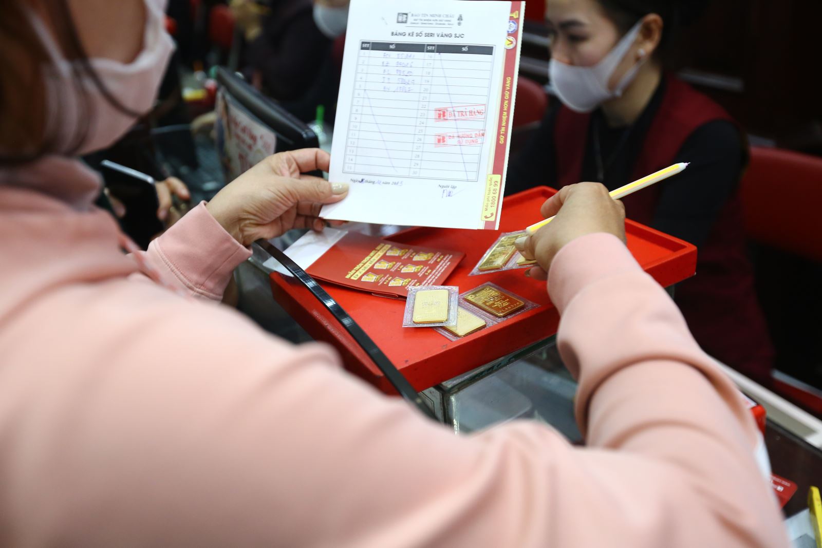 Kỳ vọng thời điểm tốt chốt lời, người dân xếp hàng bán vàng - Ảnh 11.