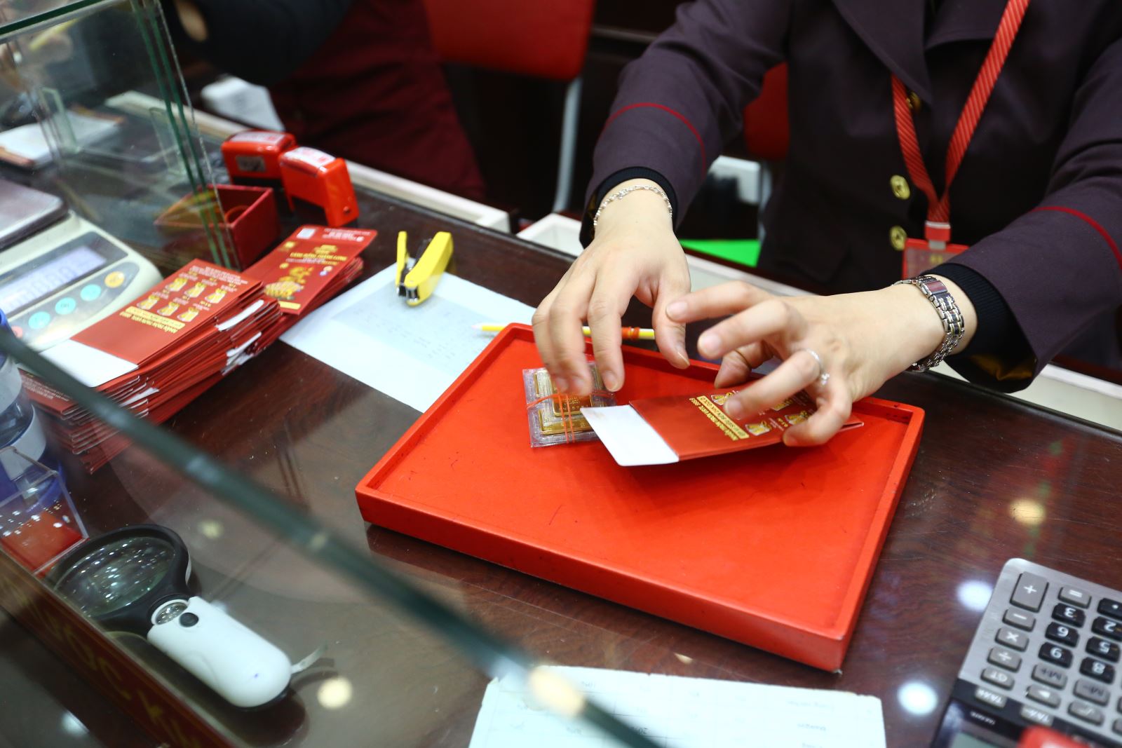 Kỳ vọng thời điểm tốt chốt lời, người dân xếp hàng bán vàng - Ảnh 12.