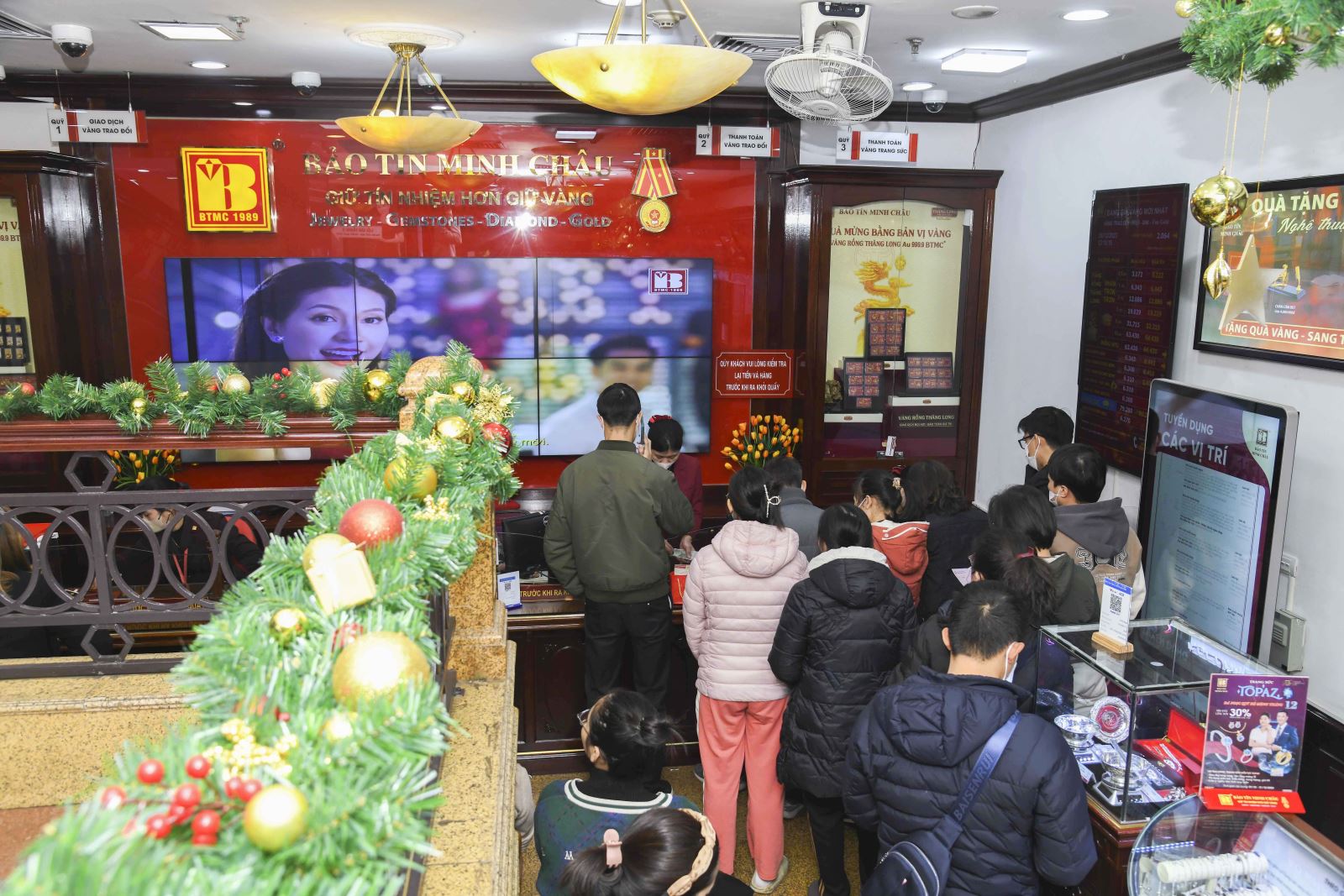 Kỳ vọng thời điểm tốt chốt lời, người dân xếp hàng bán vàng - Ảnh 1.