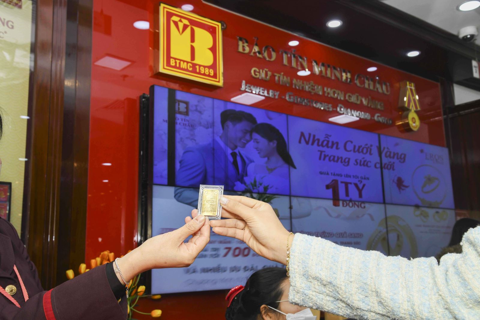 Kỳ vọng thời điểm tốt chốt lời, người dân xếp hàng bán vàng - Ảnh 4.