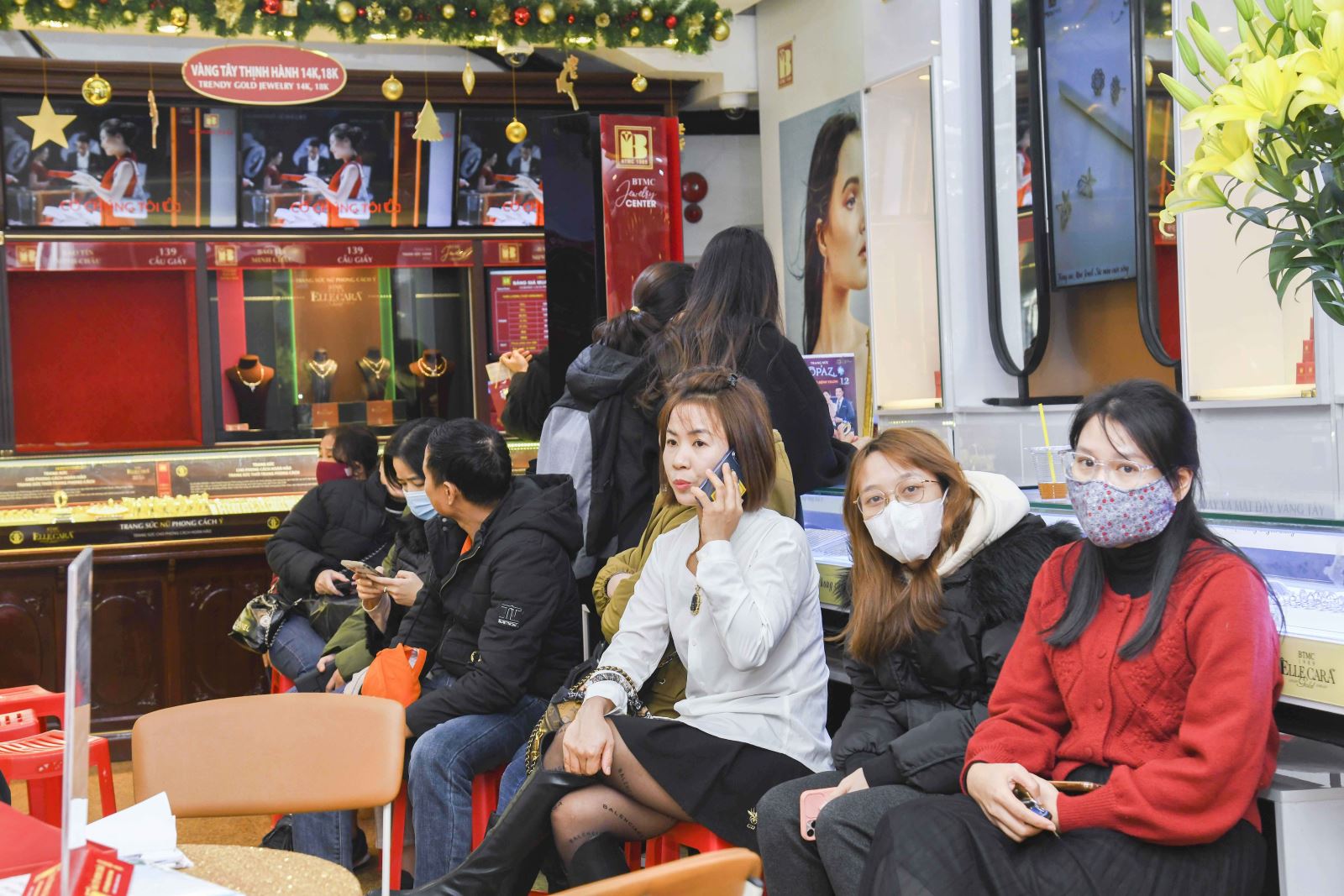 Kỳ vọng thời điểm tốt chốt lời, người dân xếp hàng bán vàng - Ảnh 5.