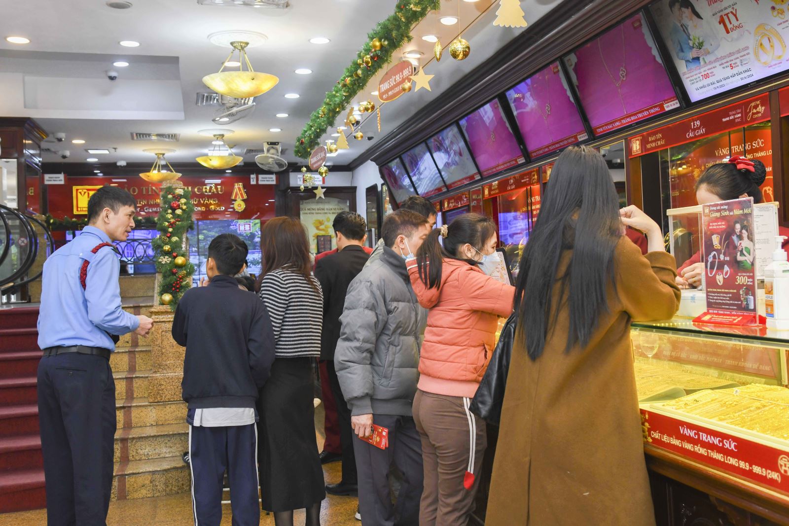 Kỳ vọng thời điểm tốt chốt lời, người dân xếp hàng bán vàng - Ảnh 6.