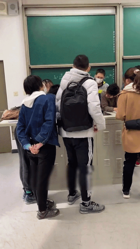 20 phút sau khi tan học, cảnh tượng lạ tại giảng đường ĐH Thanh Hoa được ghi lại: Đây là khác biệt giữa "học bá" và người thường - Ảnh 2.