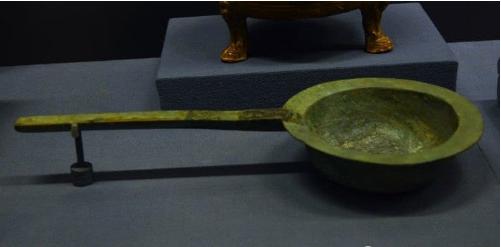 Lão nông tình cờ đào vật thể dài có cán, chuyên gia vừa nhìn liền phong tỏa cả cánh đồng - Ảnh 3.