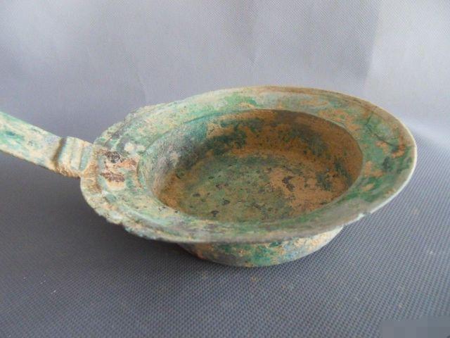 Lão nông tình cờ đào vật thể dài có cán, chuyên gia vừa nhìn liền phong tỏa cả cánh đồng - Ảnh 1.